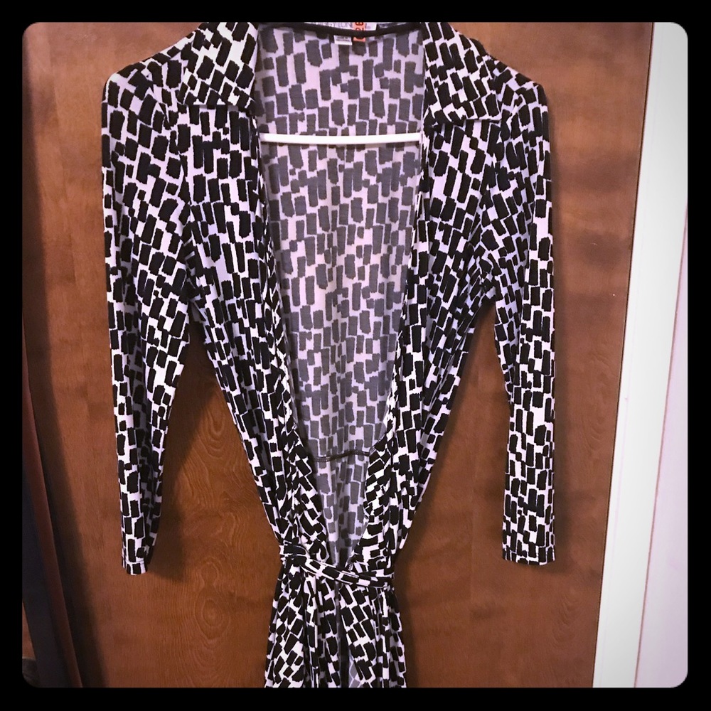 Maggy London Black and White Wrap Dress- Size 6